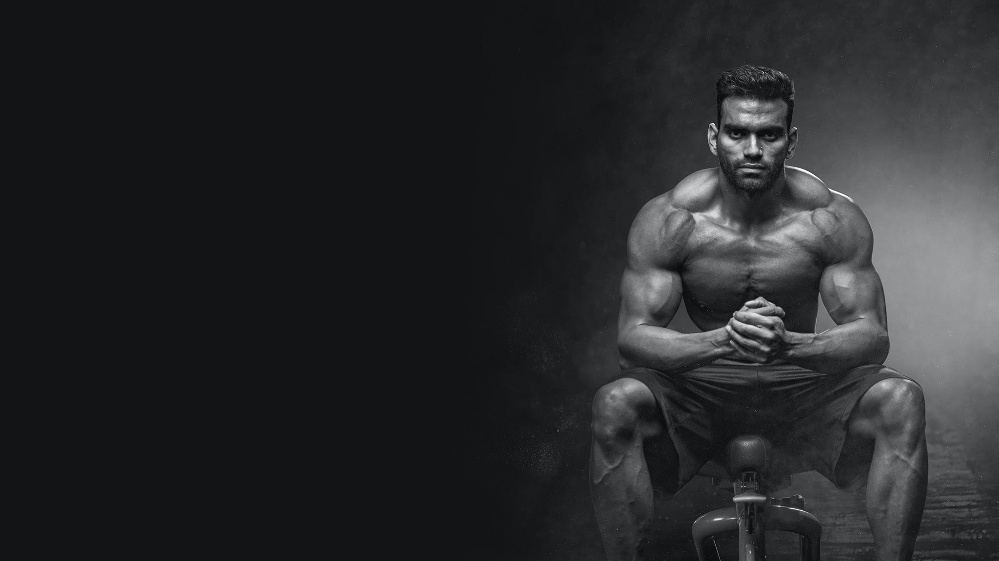 atleta sentado no banco da academia